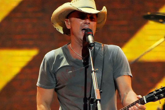 Kenny_Chesney_Life_On_A_Rock_2013
